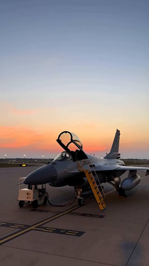 空軍基地の滑走路（朝焼け）